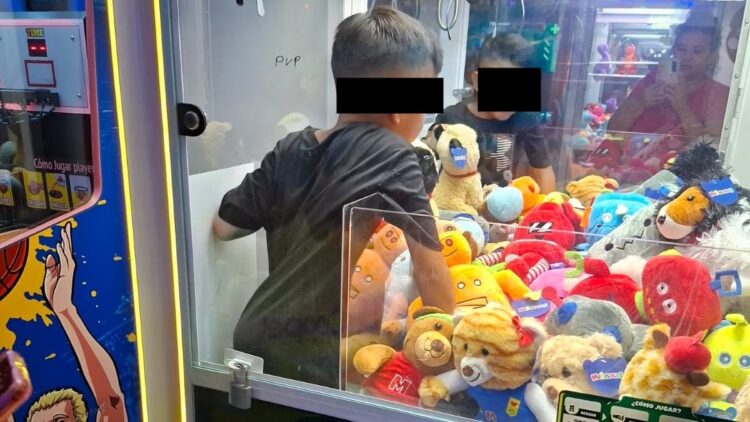 Rescatan a menor atorado en máquina de peluches en Nuevo León. Foto de Facebook