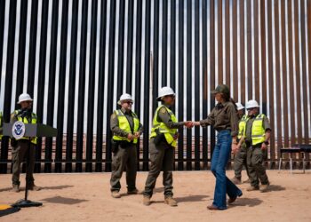 Pintado de vallas negras en X de Kristi Noem