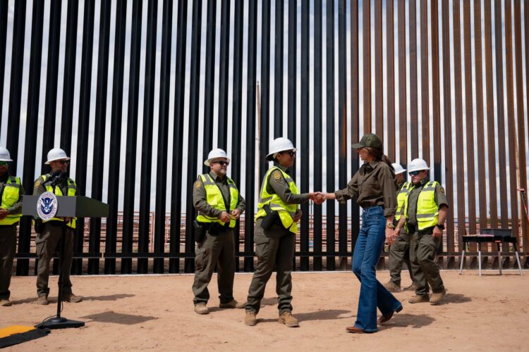 Pintado de vallas negras en X de Kristi Noem