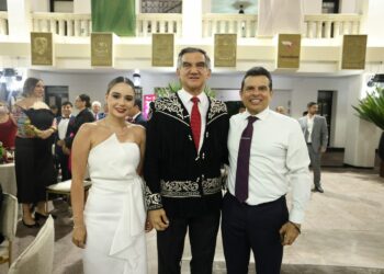 Asisten Lalo y Lucy a ceremonia de Grito de Independencia