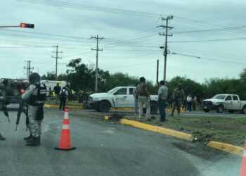 Choque de vehículo de la Sedena contra camioneta y moto deja 14 lesionados en Victoria. Foto de marthaolivia.com.mx