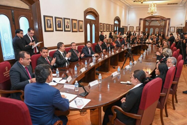 Entrega Lalo Gattás informe por escrito al Cabildo de Victoria