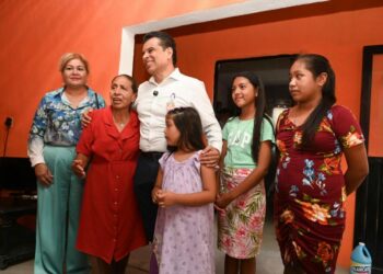 Entrega Lalo Gattás vivienda a familia de la Esfuerzo Popular
