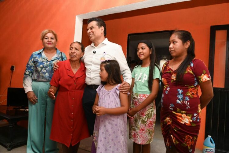 Entrega Lalo Gattás vivienda a familia de la Esfuerzo Popular