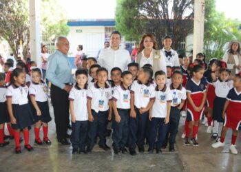 Entrega alcalde aula educativa en arranque del ciclo escolar en Victoria