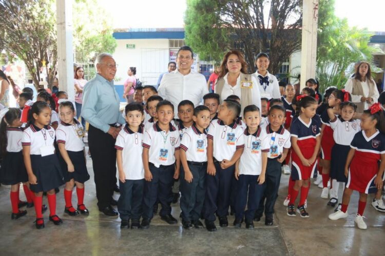Entrega alcalde aula educativa en arranque del ciclo escolar en Victoria