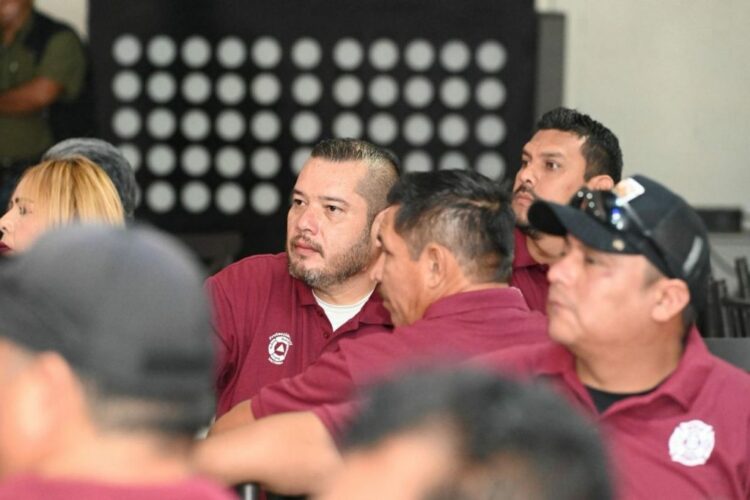 Festeja alcalde Lalo Gattás a bomberos de Victoria