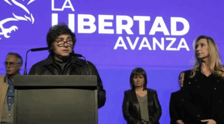 Imagen de Milei en conferencia del La Libertad Avanza. Foto: X de LLA