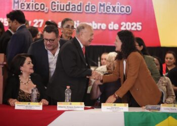 Luisa María Alcalde reconoce al PT y Carlos Peña les guiña un ojo. Foto Cortesía