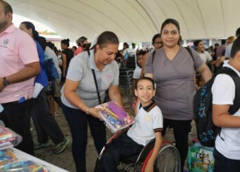 Reciben niños victorenses kits escolares del programa "Pasos por la Educación"