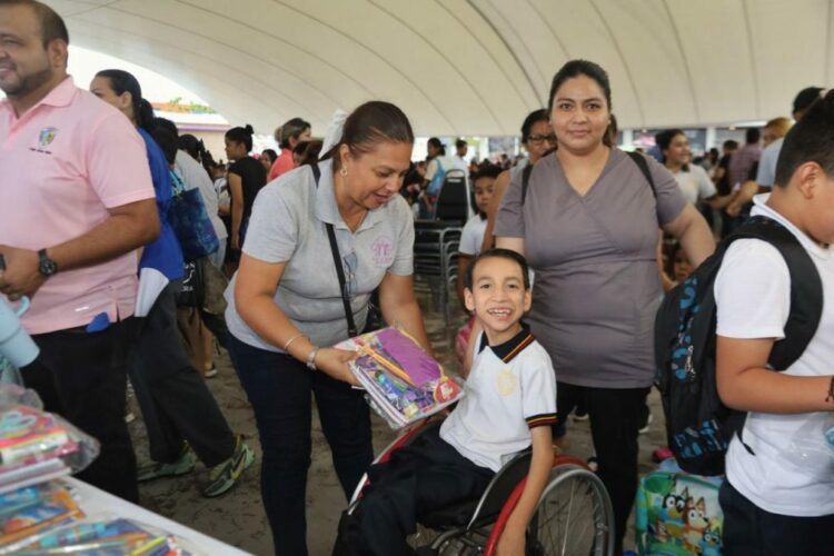 Reciben niños victorenses kits escolares del programa "Pasos por la Educación"