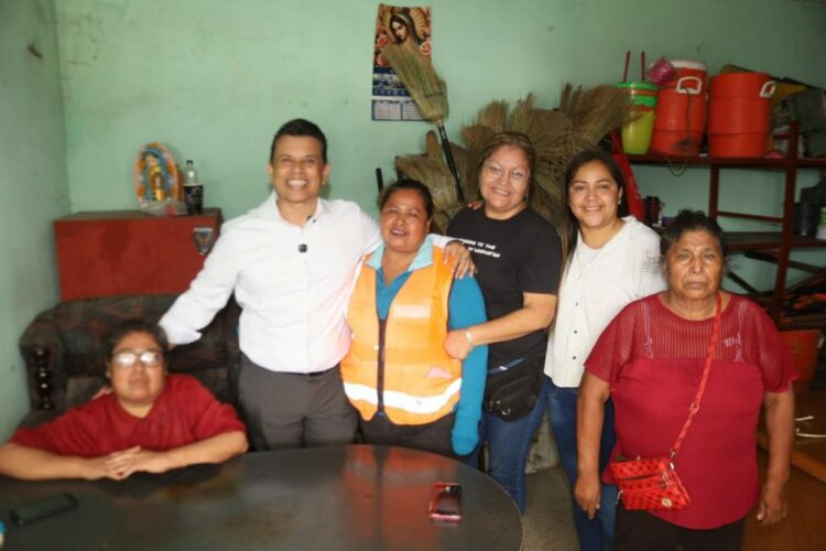 Reconoce alcalde labor de servicios públicos