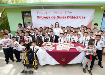 Reconocen maestros apoyo a alcaldesa Carmen Lilia Canturosas a la educación