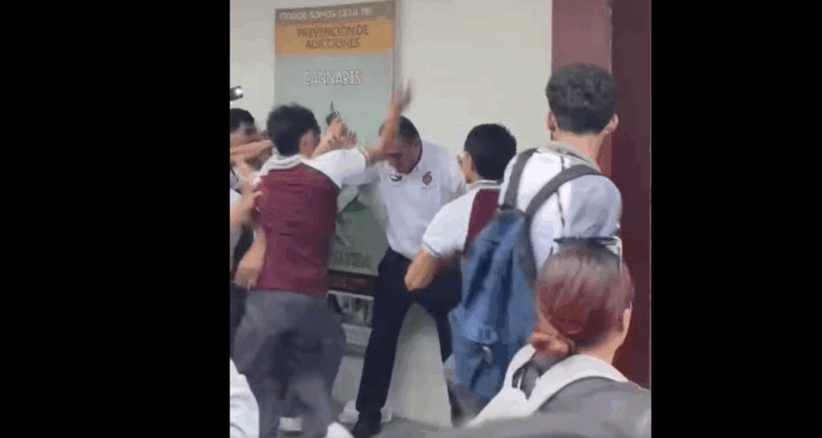 Agreden a director del CETis 78 en Altamira tras acusaciones de acoso. Foto tomada de video