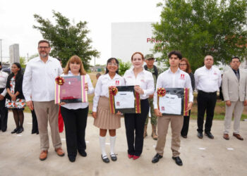 Entrega alcaldesa Carmen Lilia Canturosas más de 9 mil uniformes a estudiantes y docentes de prepas municipales