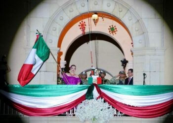 Celebran más de 45 mil Neolaredenses Grito de Independencia encabezado por Carmen Lilia Canturosas