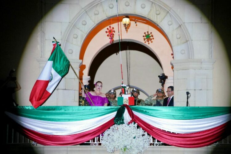 Celebran más de 45 mil Neolaredenses Grito de Independencia encabezado por Carmen Lilia Canturosas