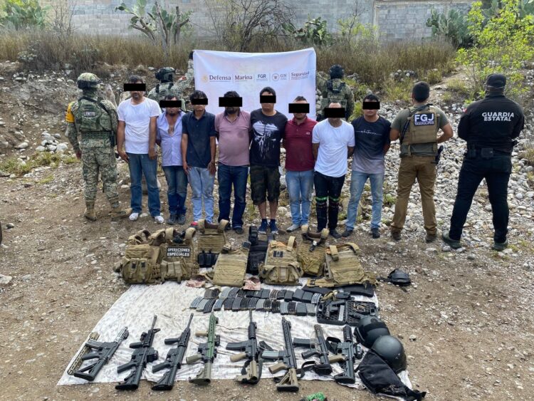 Detienen a 8 y aseguran armas y vehículos en Tula, Tamaulipas. Foto de Sedena