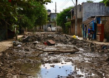 Aumenta a 80 el número de muertos por inundaciones. Foto de Alan Scholes/Cuartoscuro