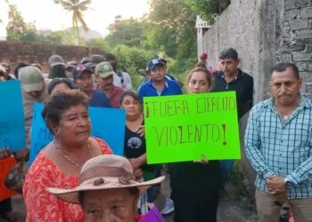 Con bloqueo, habitantes de San Miguel Totolapan logran sacar al ejército y Guardia Nacional, acusados de exceso de fuerza pública. Foto de Rosalba Ramírez/Guerrero