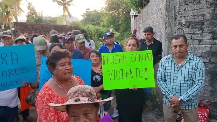 Con bloqueo, habitantes de San Miguel Totolapan logran sacar al ejército y Guardia Nacional, acusados de exceso de fuerza pública. Foto de Rosalba Ramírez/Guerrero