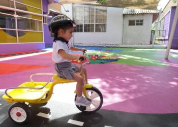 DIF Victoria entrega nuevo patio de juegos con superficie en su guardería