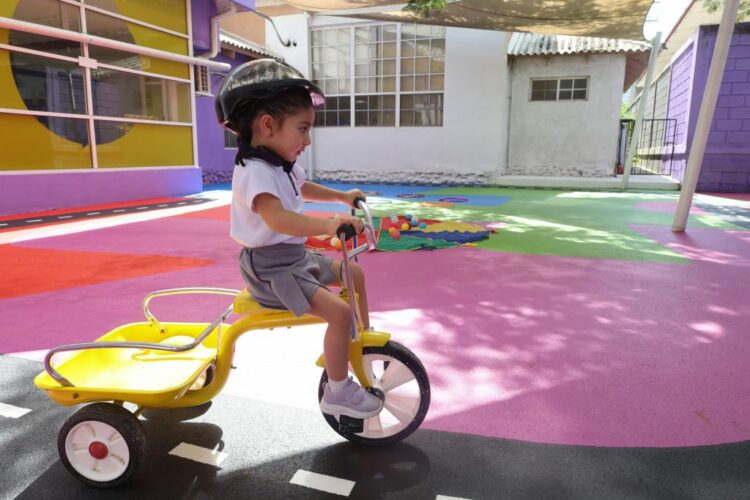 DIF Victoria entrega nuevo patio de juegos con superficie en su guardería