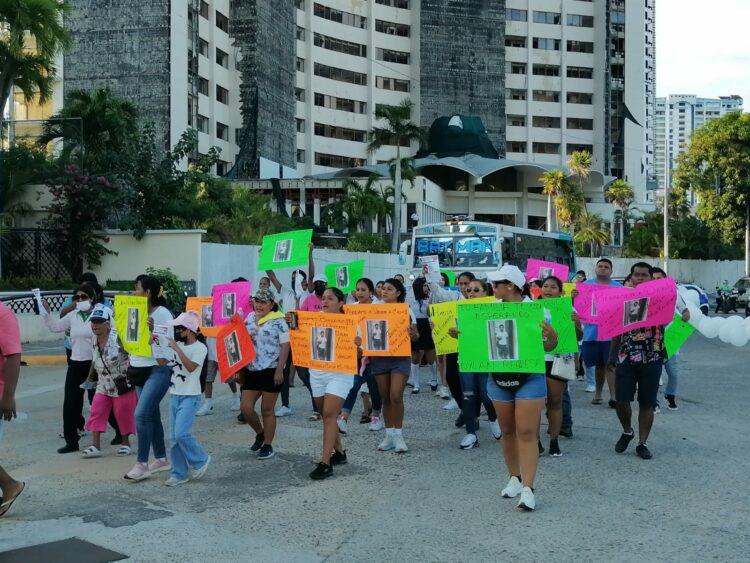 Menor de 15 años cumple cuatro días desaparecido en Acapulco; padres claman a la Marina que lo busque. Foto de Rosalba Ramírez