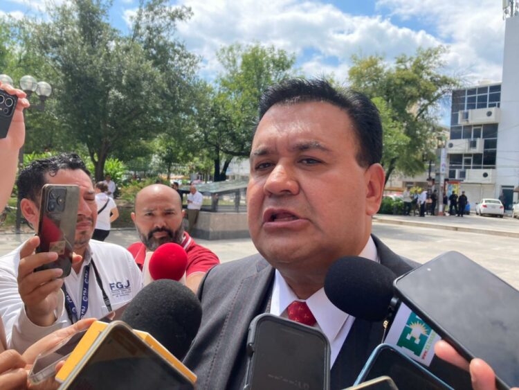 Si bien no hay candado constitucional que le impida levantar la mano para otro periodo más en el puesto, al que llegó al comenzar la administración de Francisco García Cabeza de Vaca (2016), el Fiscal General de Justicia, Irving Barrios Mojica, dijo que por el momento no tiene en mente reelegirse Y es que será en diciembre cuando termina su periodo y aunque la Constitución Política del Estado no se lo impediría en tal caso, Barrios Mojica al día de hoy no piensa buscar la reelección. “No pasa por mi mente la intención de buscar una eventual reelección en el cargo por un nuevo periodo, sino solamente en ir preparando todo lo que implica dicho proceso (entrega-recepción) en lo que resta del año”, señaló. Por el contrario, confirmó que cada área de la Fiscalía General de Justicia en el Estado (FGJE), trabaja en la integración de los libros blancos y memorias documentales para cuando se lleguen el proceso de entrega-recepción. “Lo que tenemos nosotros y estamos trabajando, precisamente es hacer las actas entregas de toda la Fiscalía, todas las áreas están trabajando ya en las actas de entregas, en los conocidos libros blancos para poder hacer una entrega y el recuento de todas las acciones que se hicieron durante el periodo de la Fiscalía y la etapa principal como Procuraduría General de Justicia de Estado”, indicó. Será el Congreso del Estado quien emitirá en su momento la convocatoria para elegir al próximo Fiscal General de Justicia del Estado, una vez que concluya el mandato de Irving Barrios Mojica en diciembre. El 24 de junio del presente año, el diputado presidente de la Junta de Gobierno del Congreso, Humberto Prieto Herrera, además de reconocer el trabajo de Barrios Mojica como Fiscal de Justicia, descartaba alguna reforma a la Ley Orgánica de la Fiscalía que modifique las condiciones del relevo. La actual legislación permite al Fiscal General durar siete años en el cargo y postularse para un segundo periodo consecutivo, aunque Barrios Mojica ya ha expresado públicamente su decisión de no hacerlo. Foto de Josué Escamilla