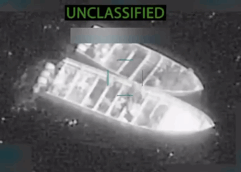 Marina busca a un sobreviviente de ataque estadounidense contra presunta narcolancha en aguas internacionales. Foto tomada de video