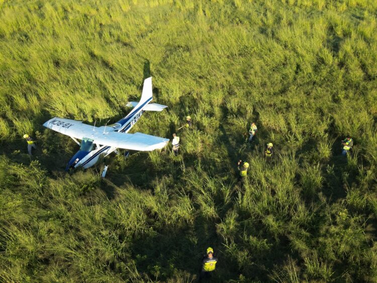 Aeronave realiza aterrizaje de emergencia en Aldama. Foto de Protección Civil Tamaulipas
