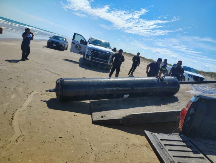 Basura espacial comienza a llegar a Playa Bagdad tras lanzamiento de SpaceX; hay un delfín muerto. Foto de Facebook Conibio Global
