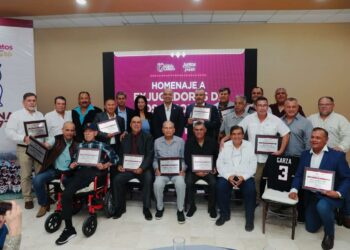 Gobierno Municipal rinde homenaje a campeones históricos de los Tecolotes de los dos Laredos