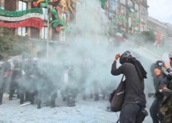 Al menos 16 policías continúan hospitalizados tras agresiones en marcha del 2 de Octubre. Foto tomada de Video de Camila Olvera