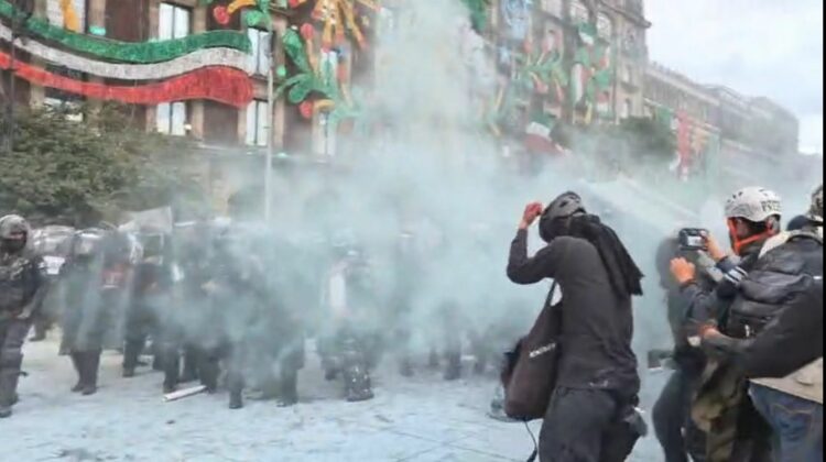 Al menos 16 policías continúan hospitalizados tras agresiones en marcha del 2 de Octubre. Foto tomada de Video de Camila Olvera