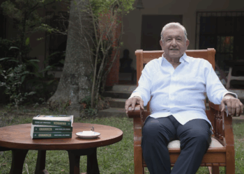 Reaparece AMLO para promocionar su nuevo libro 'Grandeza'. Foto tomda de video