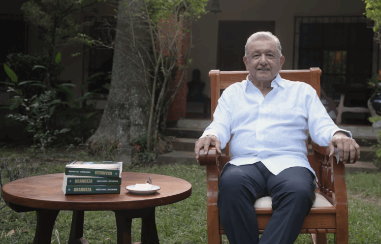 Reaparece AMLO para promocionar su nuevo libro 'Grandeza'. Foto tomda de video