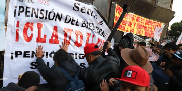 CNTE inicia concentración en el Zócalo; Sheinbaum asegura que no se comprende manifestación. Foto de Daniel Augusto/Cuartoscuro