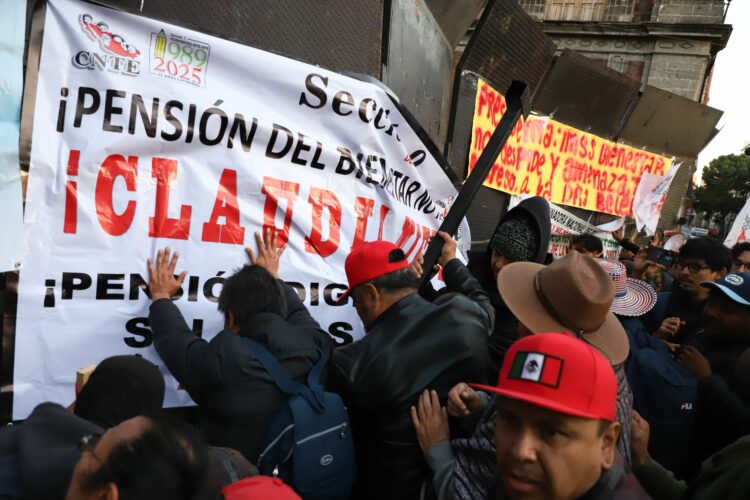 CNTE inicia concentración en el Zócalo; Sheinbaum asegura que no se comprende manifestación. Foto de Daniel Augusto/Cuartoscuro