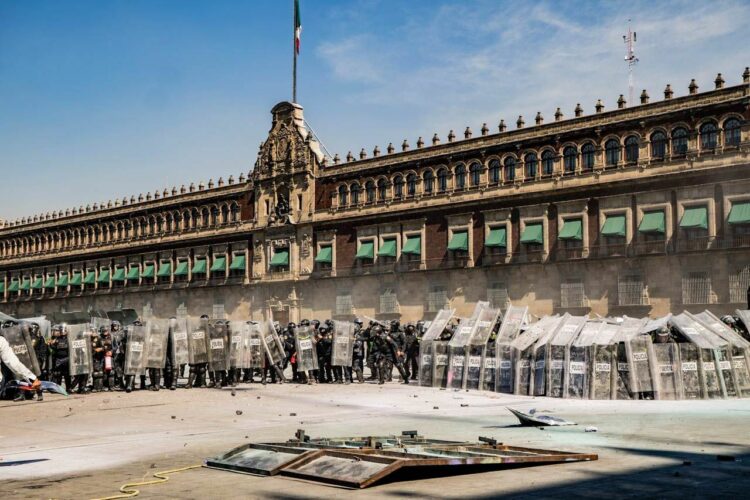Fiscalía CDMX investigará origen de la violencia en marcha de la Generación Z; también abuso policial. Foto de Estrella Josento/ Cuartoscuro