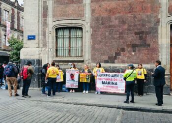 Protestan frente a Palacio Nacional por desapariciones en Nuevo Laredo. Foto de Comité de Derechos Humanos Nuevo Laredo