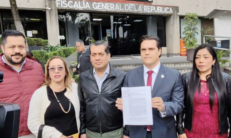Presentan ante la FGR denuncia contra Cabeza de Vaca por huachicol fiscal. Foto de Cortesía