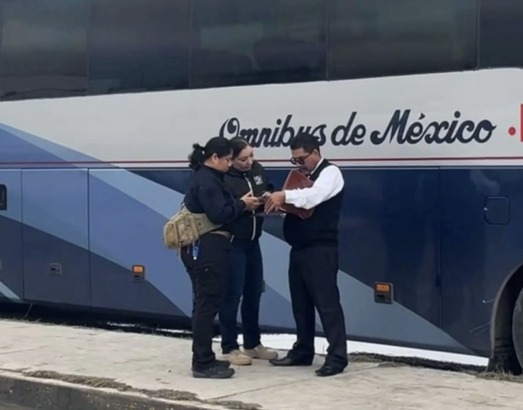 Asaltan autobús que viajaba rumbo a Matamoros en carretera Querétaro–San Luis Potosí. Foto de Facebook Noticentro MX