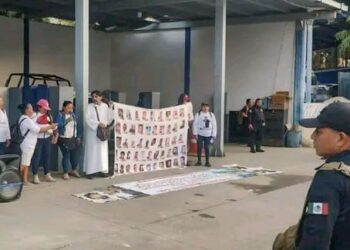 Madre buscadora se planta frente a decenas de policías para exigirles que aparezca su hijo en Guerrero. Foto de Rosalba Ramírez