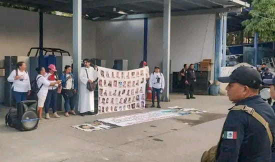 Madre buscadora se planta frente a decenas de policías para exigirles que aparezca su hijo en Guerrero. Foto de Rosalba Ramírez