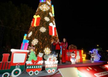 Nuevo Laredo vive una noche de luz y unión con el encendido del pino navideño; alcaldesa Carmen Lilia Canturosas inaugura viveros mágico