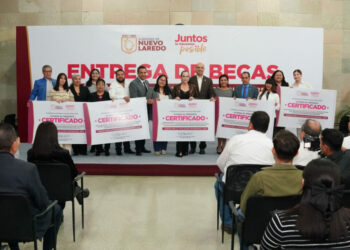 Alcaldesa Carmen Lilia Canturosas entrega 300 becas de titulación y consolida a Nuevo Laredo como modelo estatal en impulso educativo