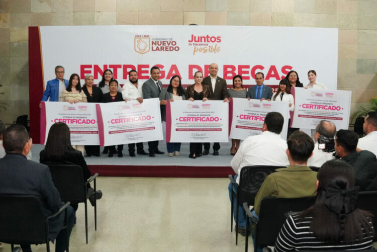 Alcaldesa Carmen Lilia Canturosas entrega 300 becas de titulación y consolida a Nuevo Laredo como modelo estatal en impulso educativo