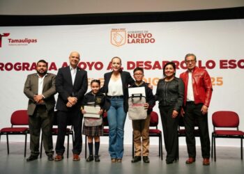 Alcaldesa Carmen Lilia Canturosas impulsa la educación con la entrega de tabletas a estudiantes destacados