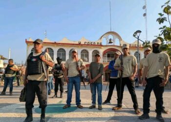 Policías comunitarios buscan a narcos en localidades de Guerrero; hay ataques con drones. Foto de Rosalba Ramírez